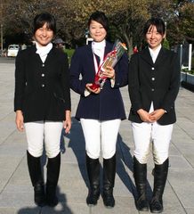 団体優勝メンバー左から登石裕子さん、石坂さおりさん、五味奈穂子さん